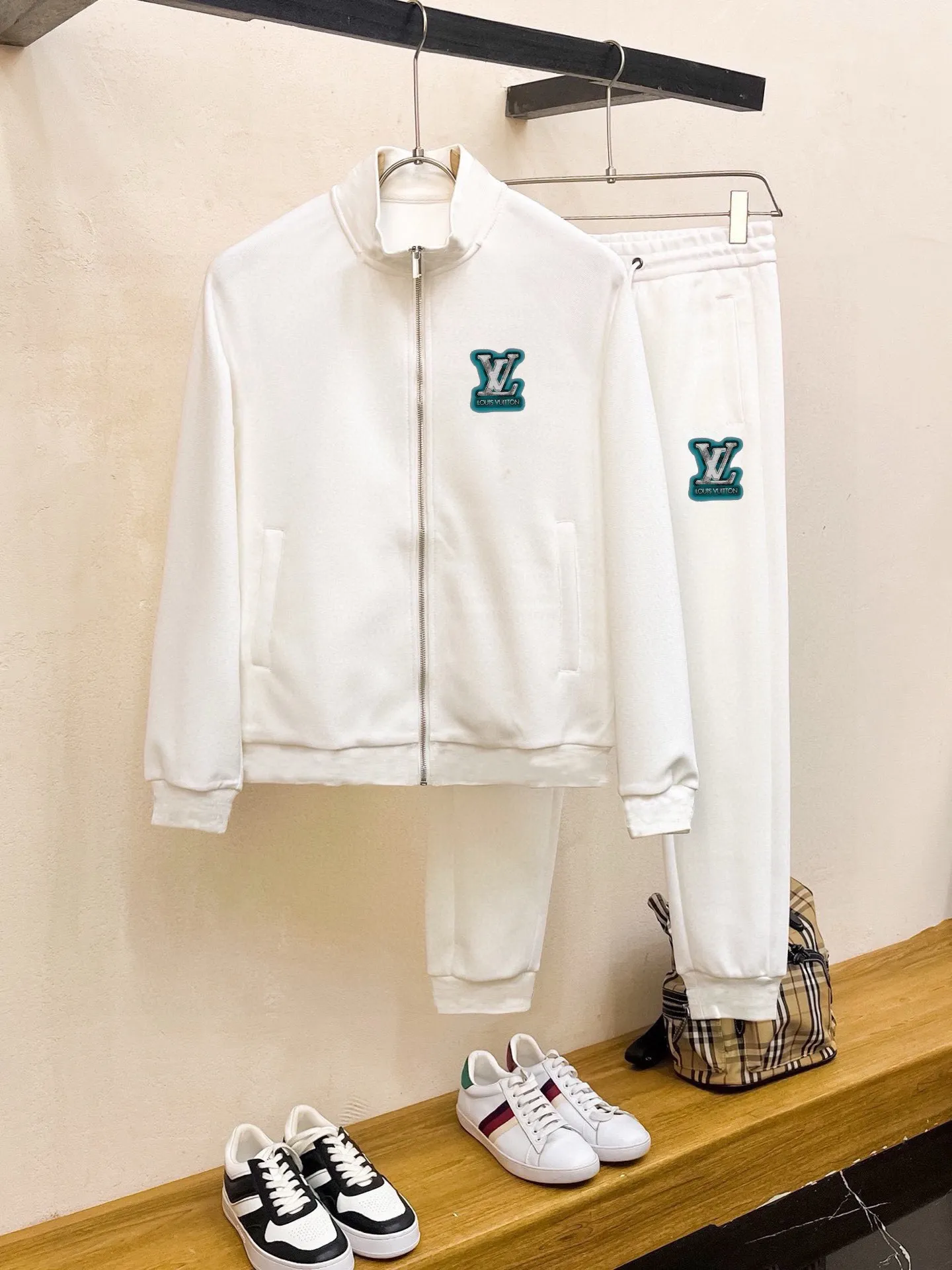 🅿️420 direct batch [LV Louis Vuitton] (Fat Man Gospel) popular suit is coming. Focus on the original version of the official website. 2025 new popular cardigan and sweatshirt suit. The original order is the best. 🇭🇰The meticulous work of top designers. Just for a fitting and perfect upper body effect. 100% natural high-quality Roman cotton, close-fitting comfort, noble and elegant! Original hardware embodies elegance and nobility! Counter size: M-5XL (maximum wear up to 220 pounds)